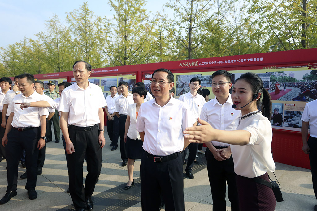 杨鸿敏,陆建珠,傅五七,陈保平等陪同参观展览